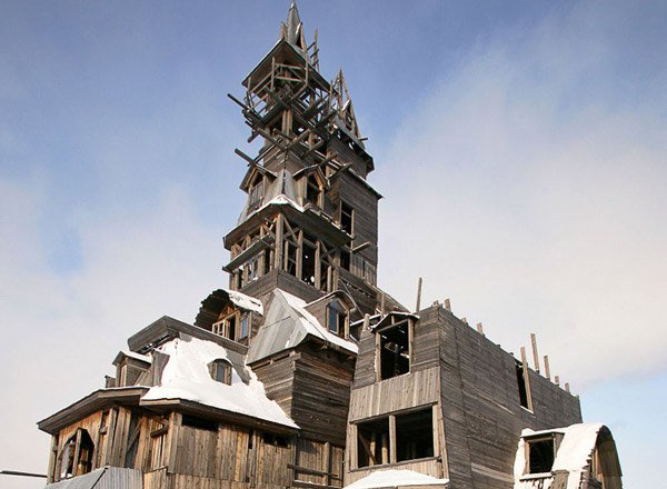 Ngôi nhà gỗ được xây dựng tại thành phố Arkhangelsk, Nga. Tòa nhà 13 tầng được dựng lên mà không cần một chiếc đinh nào.